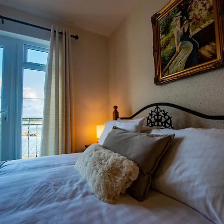 Greenfield Bar & Bistro Hotel